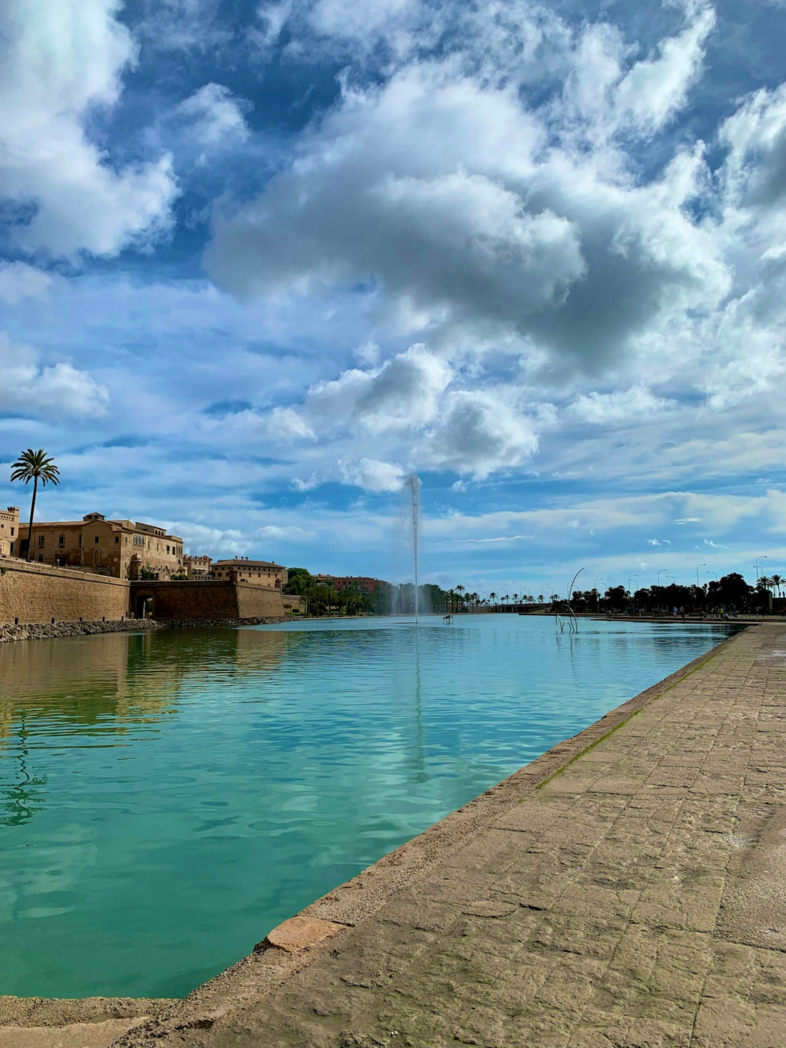 a large body of water with a fountain in the middle of it