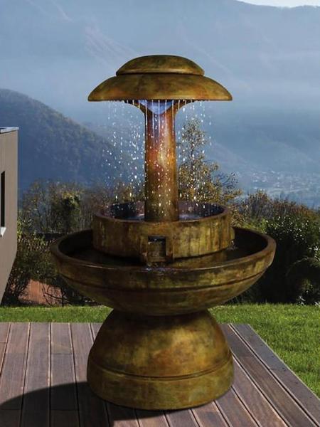 Diamond ring shaped water feature